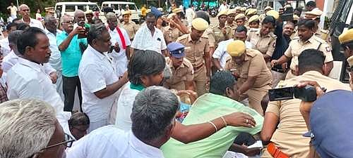 திருமண்டங்குடியில் சாலை மறியல் போராட்டத்தில் ஈடுபட்ட விவசாயிகள்.