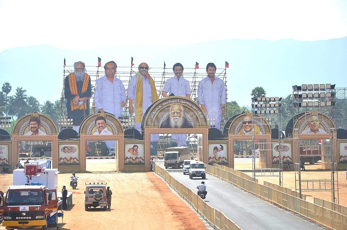 <strong>திமுக தலைவர்களின் கட் அவுட்</strong>