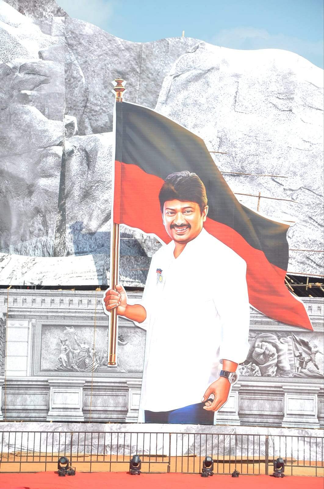 <strong>முகப்பில் அமைச்சர் உதயநிதி ஸ்டாலின் கட் அவுட்</strong>