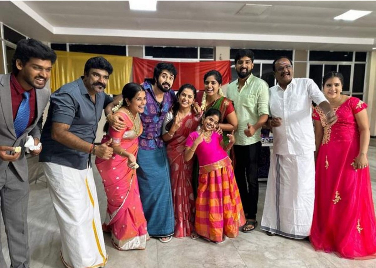 நடிகர் மாரிமுத்துவுடன் எதிர்நீச்சல் தொடரின் சக நடிகர்கள்