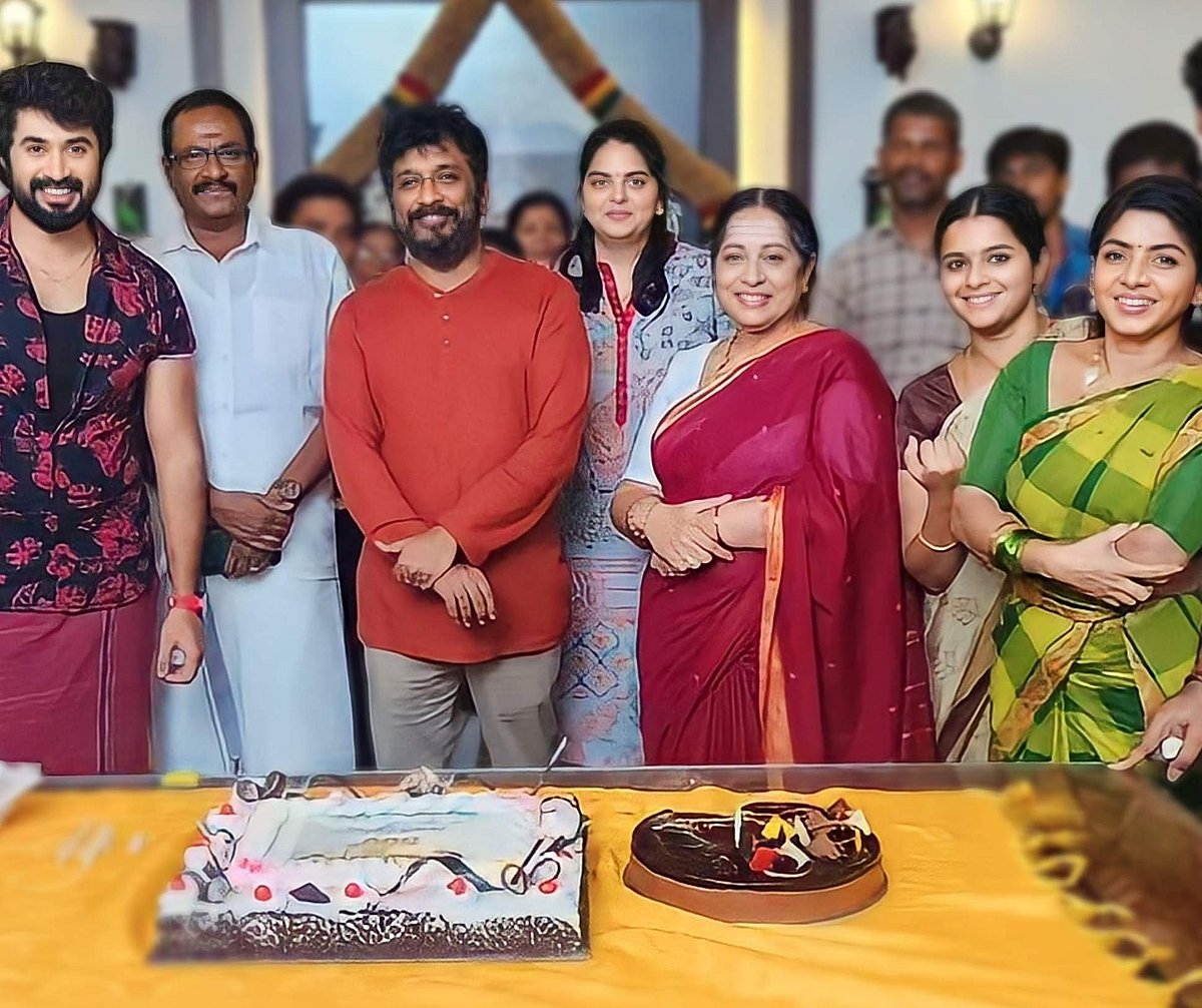 எதிர்நீச்சல் குழுவினருடன் இயக்குநர் திருச்செல்வம்