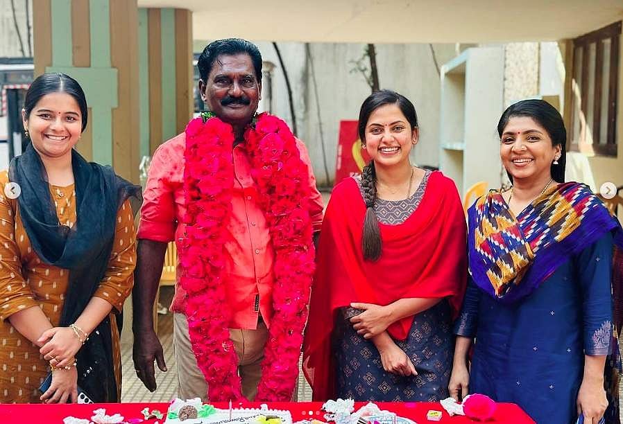 வேல ராமமூர்த்தியுடன் நடிகைகள் ஹரிபிரியா, மதுமிதா, பிரியதர்ஷினி