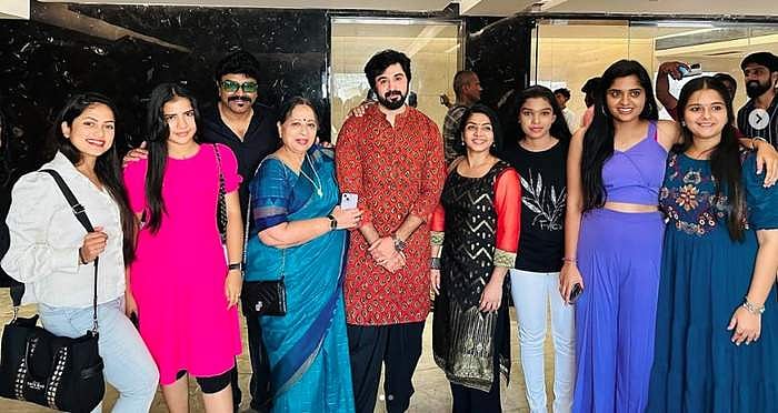 சொகுசு விடுதி நிகழ்ச்சியில் எதிர்நீச்சல் நடிகர்கள்