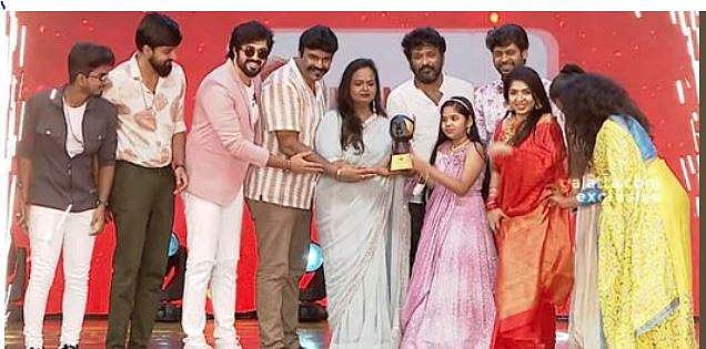 விருது பெறும் எதிர்நீச்சல் குழு