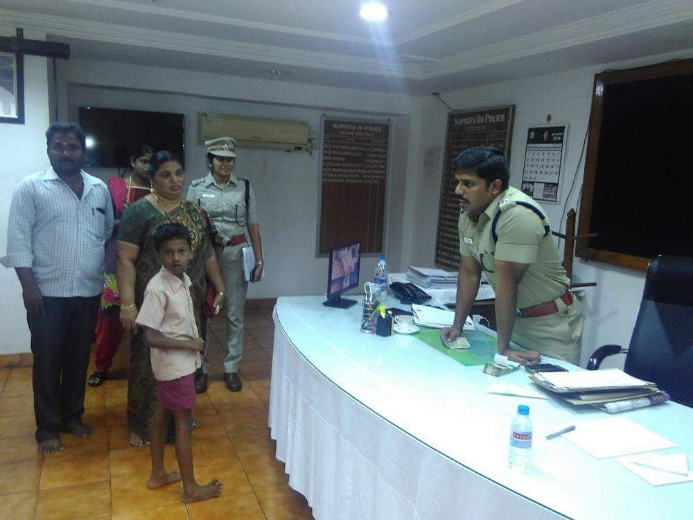 கண்டெடுத்த பணத்தை ஒப்படைக்கும் சிறுவன் யாசின் 