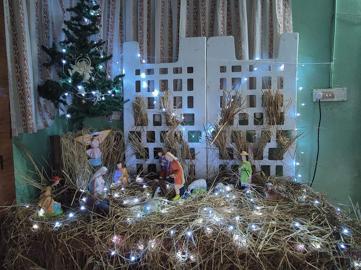 உதகையிலுள்ள மறைமாவட்ட ஆயர் இல்லத்தில் அமைக்கப்பட்டுள்ள கிறிஸ்துமஸ் குடில். 