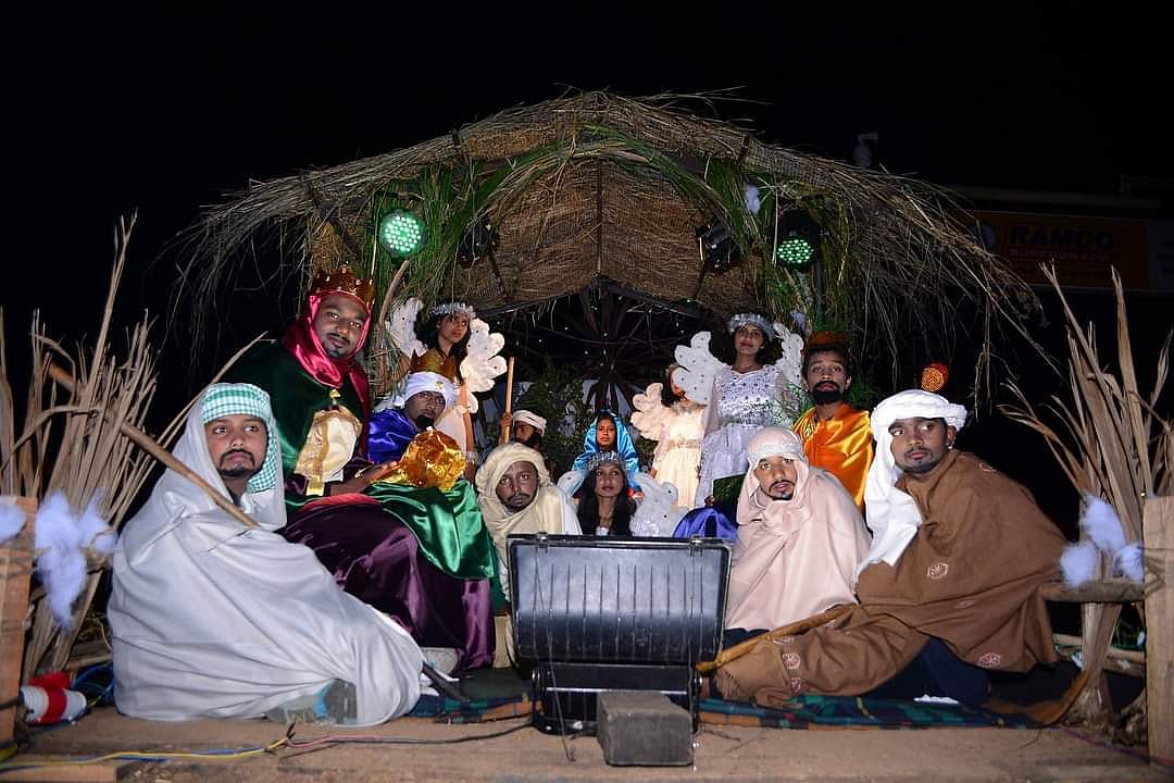 கிறிஸ்து பிறப்பை நினைவுபடுத்தும் லைவ் கிரிப் எனப்படும் மனிதர்களால் நடத்தப்படும் கிறிஸ்து பிறப்பின் ஊர்வலம்