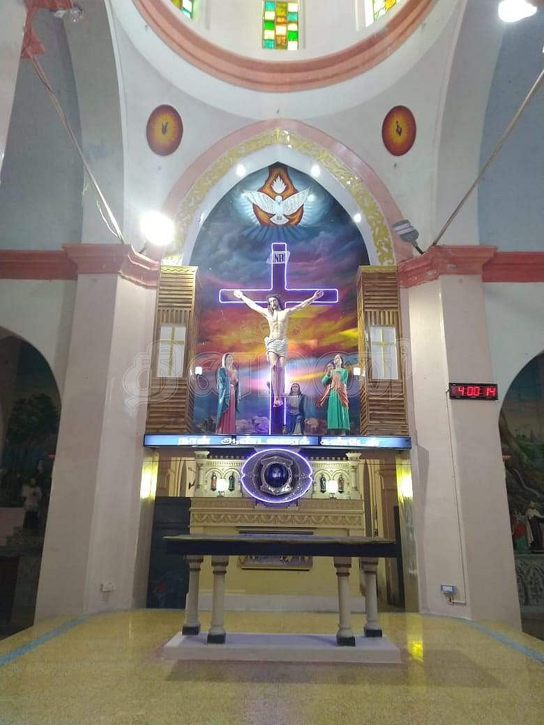 திருத்தல மூலஸ்தானத்தில் உள்ள யேசுவின் சிலை மற்றும் பக்கவாட்டில் அமைக்கப்பட்ட மேரி சிலைகள்