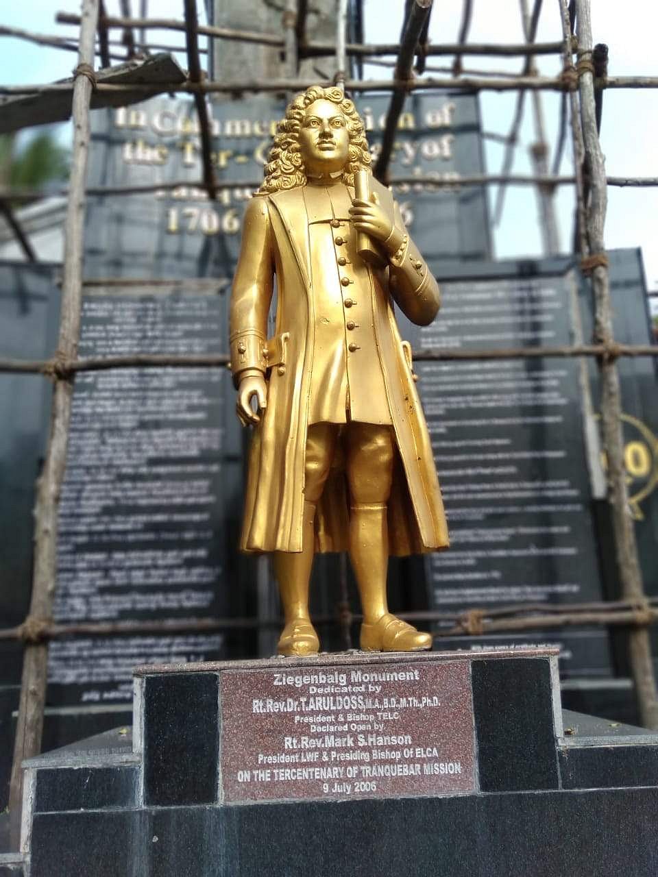  தரங்கம்பாடி கடற்கரையில்  நிறுவப்பட்டுள்ள சீகன்பால்க் சிலை 