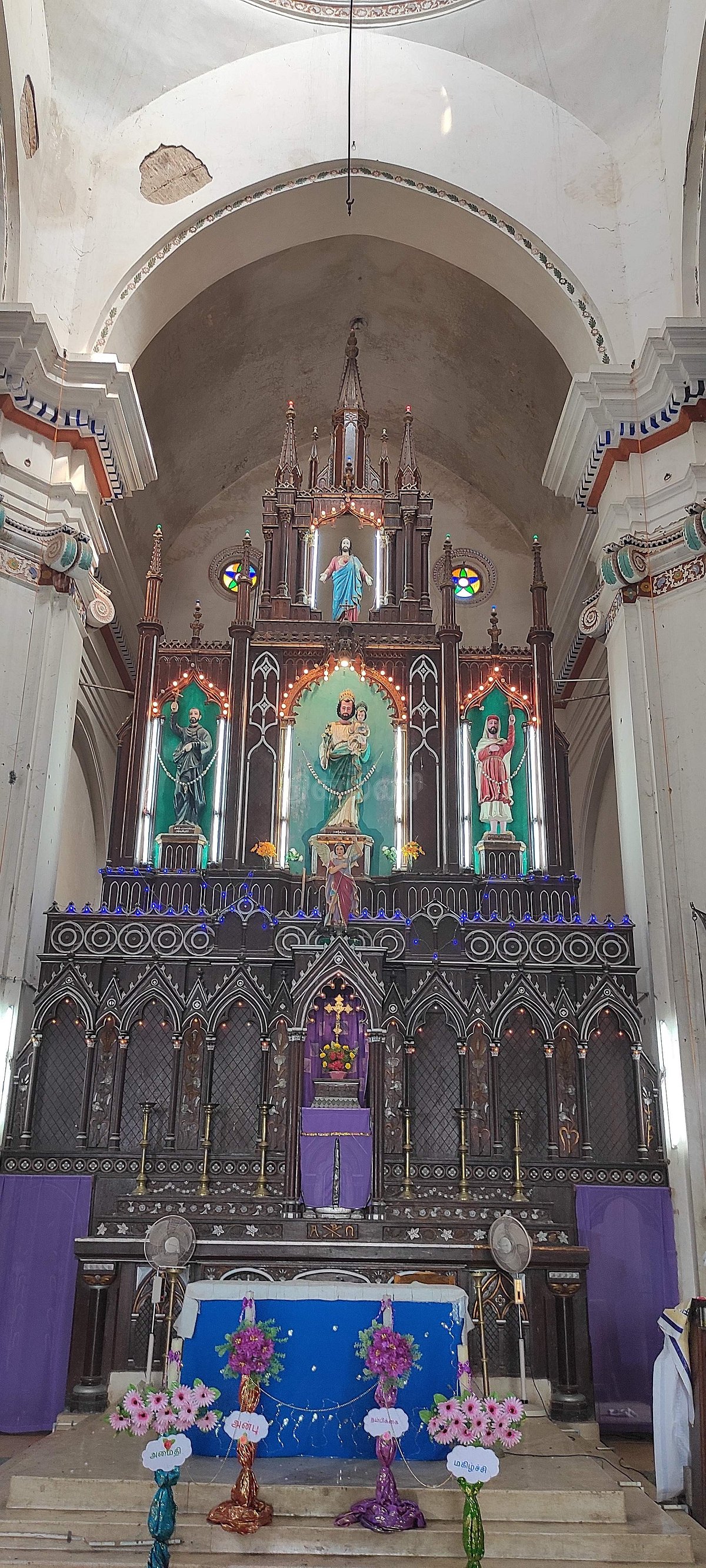 புனித சூசையப்பர் (இடது), இயேசு (நடுவில்), மரியாள் (வலது)