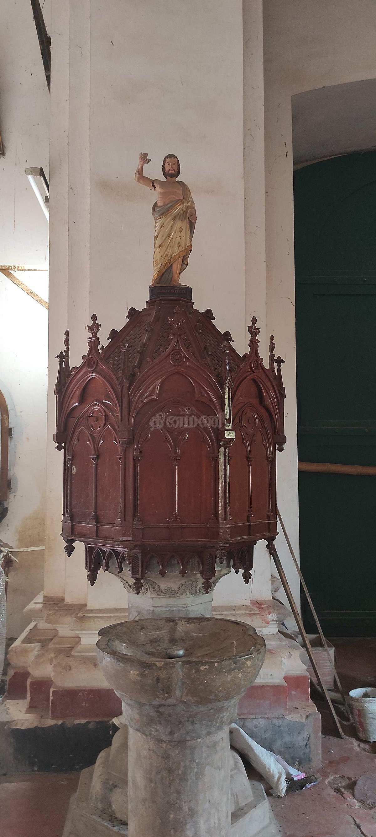 ஞானஸ்தானம் பெறும் இடம்