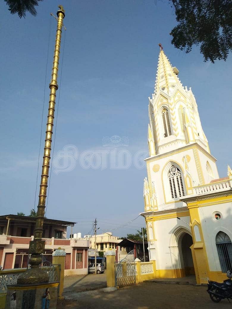 கோட்டப்பாளையம் புனிதை மகதலா மரியை திருத்தலம் கோபுரமும் கொடிமரமும்.