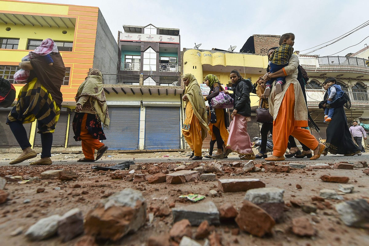 வன்முறையைத் தொடர்ந்து வடகிழக்கு தில்லியின் ஷிவ் விஹார் பகுதியிலிருந்து வெளியேறிய மக்கள்..