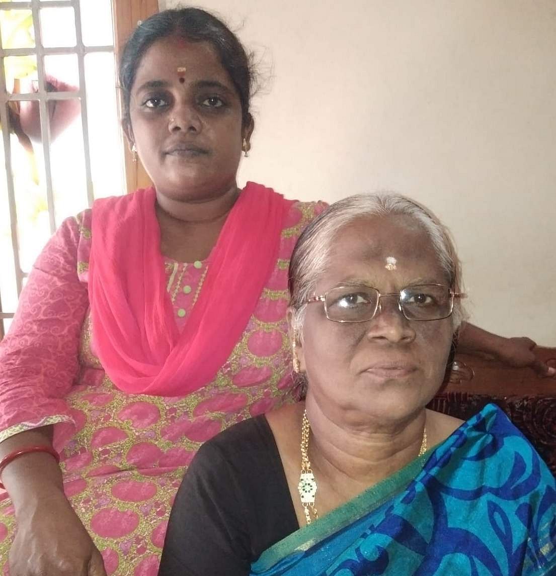 மாமியார் ஜெயலட்சுமியுடன் பிரகதா.