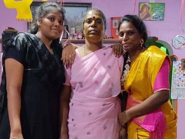 இரு மகள்களுடன்.