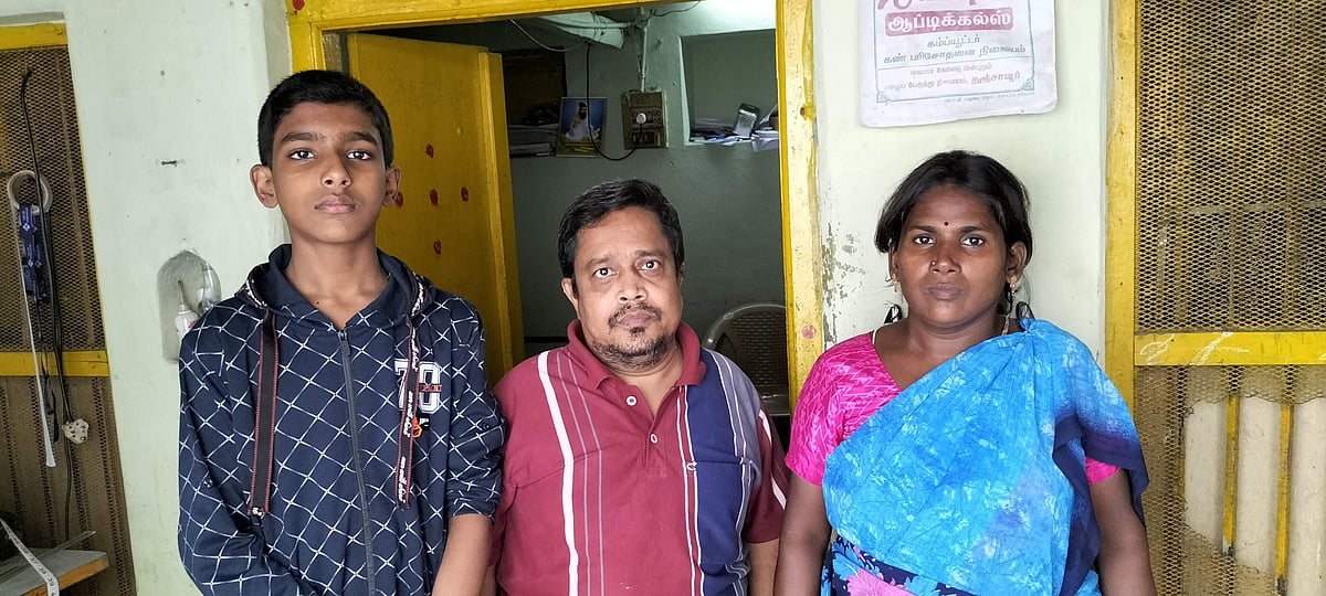 தனது பெற்றோர் ஜெயக்குமார்- ராஜலட்சுமியுடன் குகன்