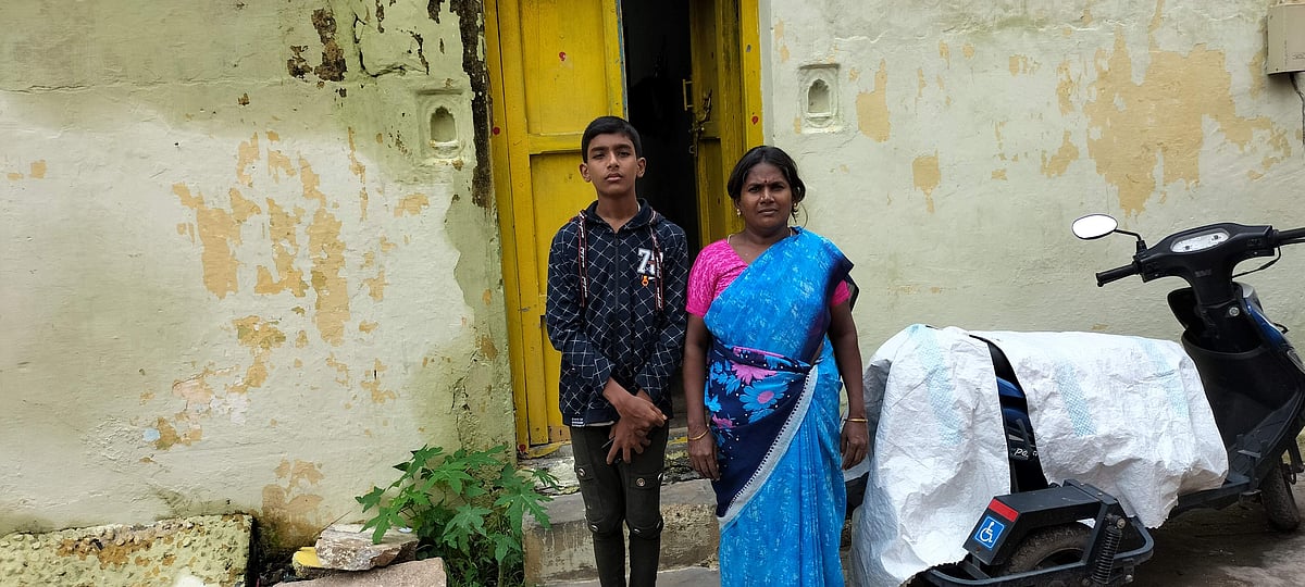 தாய் ராஜலட்சுமியுடன் குகன்