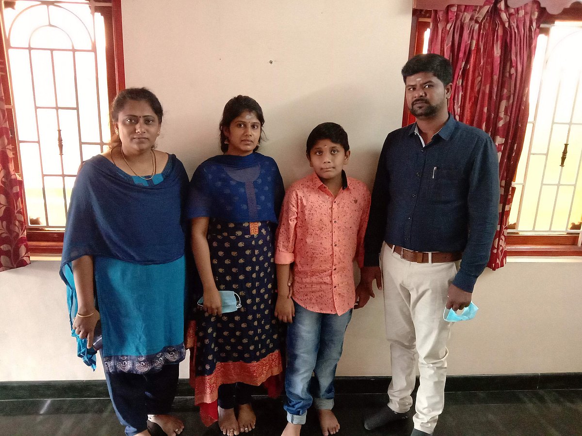 ஆக்குபேஷன் தெரபி மைய மருத்துவர் பி.பார்த்திபன், அவரது மனைவி காயத்ரி, தாயார் வசுமதி ஆகியோருடன் சாய்சர்வேஷ்.