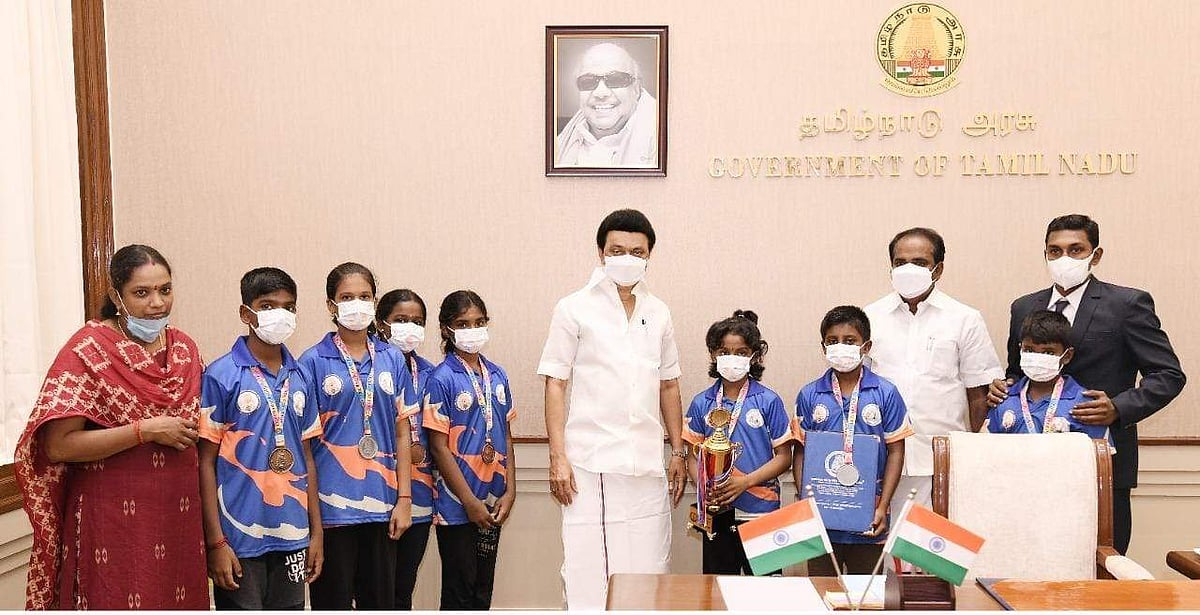 முதல்வரிடம் பாராட்டு பெற்ற மாணவி தேஷ்னா