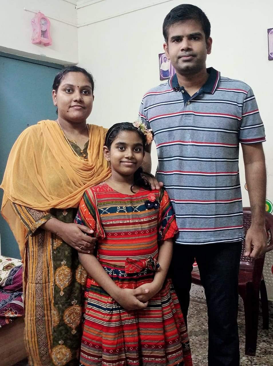 பெற்றோருடன் சிறுமி இந்திரா. 