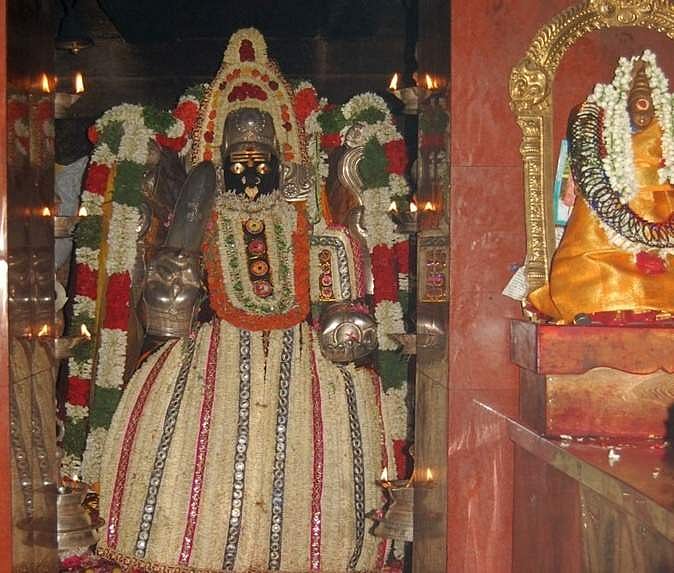 தஞ்சாவூர் புன்னைநல்லூர் மாரியம்மன் திருக்கோயிலில் உள்ள கருவறையில் உள்ள அருள்மிகு மாரியம்மன்.