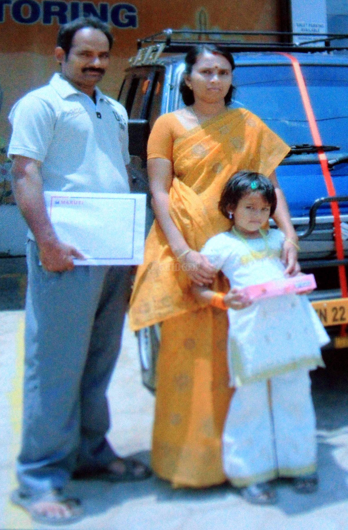 சிறுமி சுருதி பெற்றோருடன்