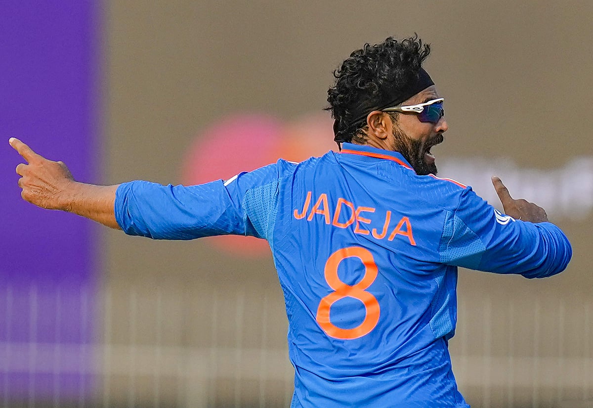 3 விக்கெட்டுகளை எடுத்து அசத்திய ஜடேஜா. 