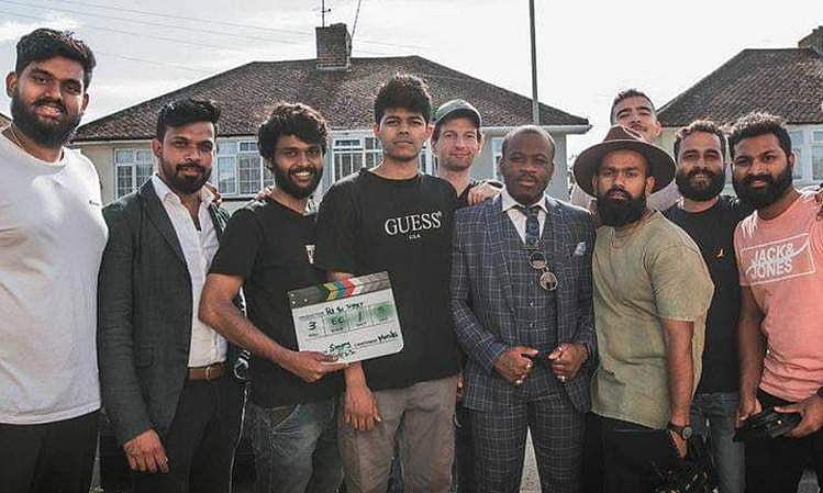 படக்குழுவினருடன் சஞ்சய்