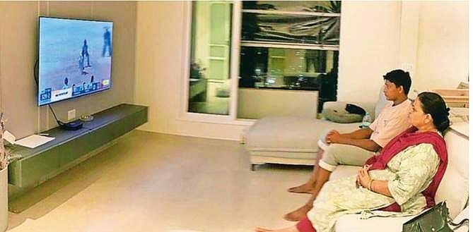 சொந்த வீட்டில் அமர்ந்தபடி, மகன் விளையாடுவதைப் பார்க்கும் யாஷஸ்வி தாயார் 