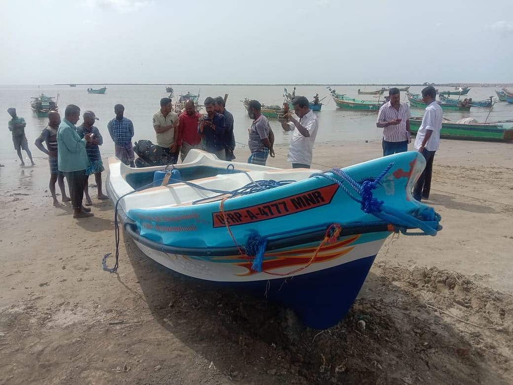 பறிமுதல் செய்யப்பட்டுள்ள படகு.