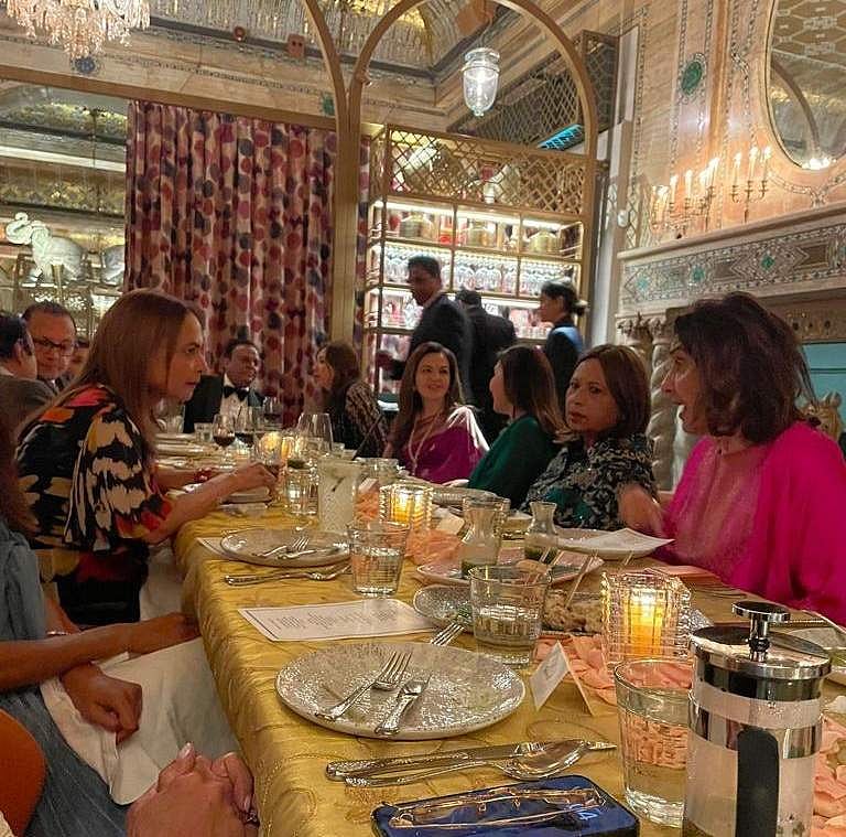 திருமண விருந்தில் பங்கேற்ற தொழிலதிபர்கள்