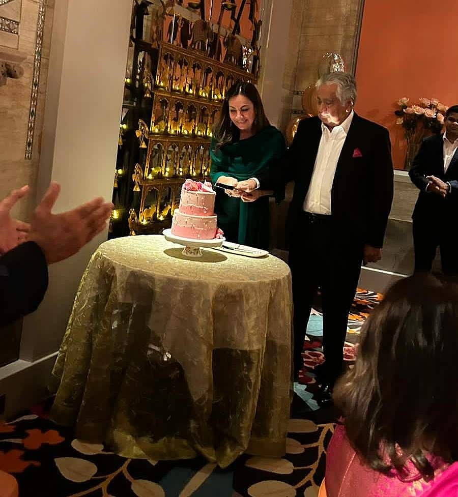 திருமணத்தையொட்டி கேக் வெட்டிய தம்பதி