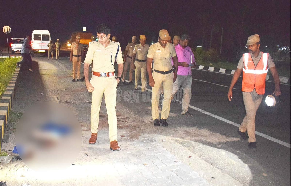 விபத்து நடந்த பகுதியை பார்வையிடும் சேலம் மாவட்ட காவல் கண்காணிப்பாளர் ஏ.கே.அருண்கபிலன்.