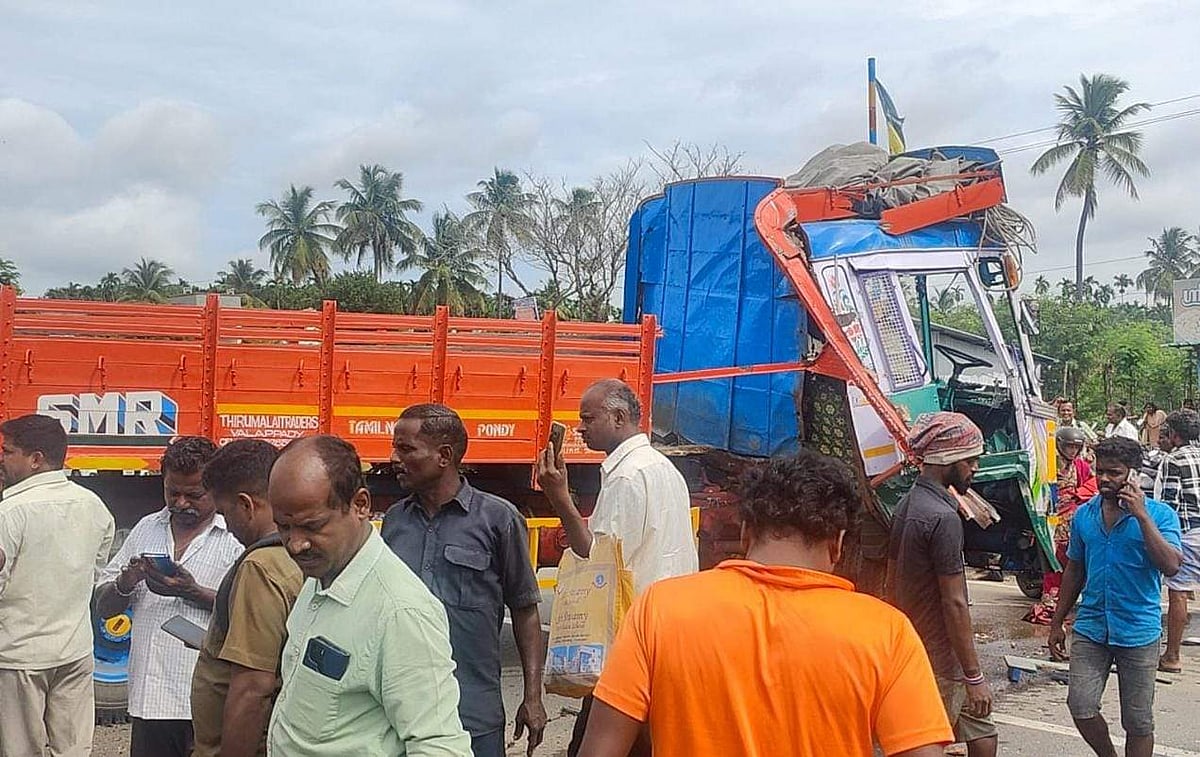 விபத்தில் சிக்கிய லாரி.