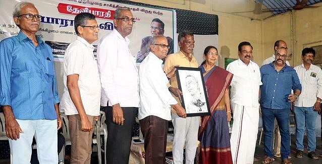 சாகித்திய அகாதெமி விருதுக்குத் தேர்வான எழுத்தாளர் தேவிபாரதிக்கு நினைவுப்பரிசு வழங்குகிறார் மக்கள் சிவில் உரிமைக் கழக மாநிலத் தலைவர் கண. குறிஞ்சி.